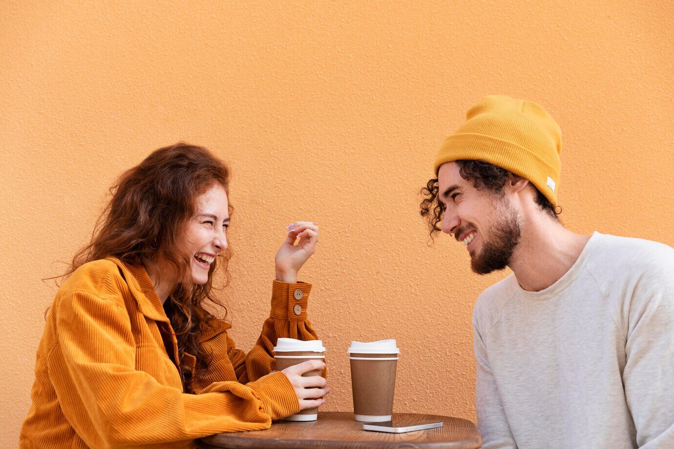 tiro-medio-hombre-mujer-cafe_23-2149144343
